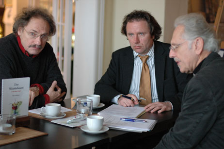 Carl Howe (GRÜNE) mit Peter Werner und Wolfgang Moebius von der Projektgemeinschaft (v.l.n.r.). Foto: TA 