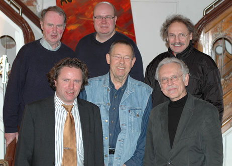 Travemündes Politiker sind sich einig sprachen sich heute für das Projekt Hotelschiff aus: Klaus Petersen (CDU), Thomas Schapke (SPD), Carl Howe (GRÜNE), Peter Werner (Sealloyd), Karl Erhard Vögele (FDP), Wolfgang Moebius (Moebius GmbH). Foto: TA 