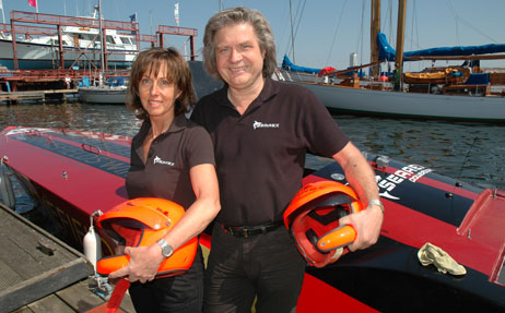 Power-Paar: Siegfried und Susanne Greve vor ihrer »SEAREX« in der Marina Baltica. Die Travemünder Werft ist Montage-Werft des Rennbootes. Foto: ARCHIV TA