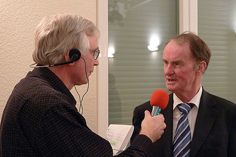 Radio-Reporter Fritz Toelsner sprach nach der Ortsrats-Sitzung mit Klaus Petersen (CDU) über das weitere Schicksal der Trave-Sauna. Foto: KARL ERHARD VÖGELE
