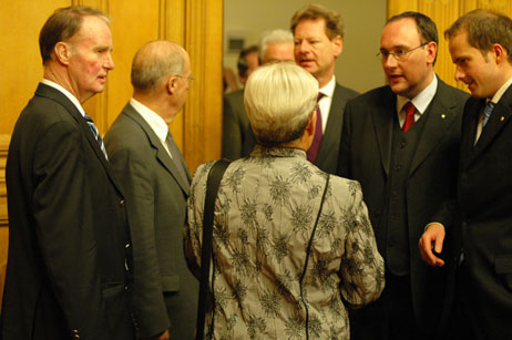Die Gäste treffen im Bürgerschaftssaal ein. Foto: TA