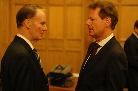 Travemündes CDU-Ortsverbandsvorsitzender Klaus Petersen (links) im Gespräch mit Senator Thorsten Geißler. Foto: TA