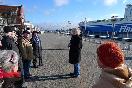 Die erste Station des Wald-Spazierganges der BiP ist in Travemünde mit Blick auf den Priwall.