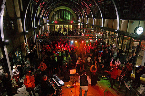 Der Bahnhof brodelt: Travemünde tanzt! Alle Fotos: KARL ERHARD VÖGELE