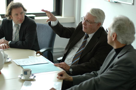 Peter Werner (links) und Wolfgang Moebius (rechts) von der Projektgemeinschaft stellten ihr Vorhaben bei Wirtschaftssenator Wolfgang Halbedel vor. Foto: TA