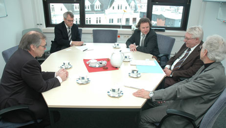 Projekt-Vorstellung im Verwaltungszentrum Mühlentor: Wolfgang Wiese (Lübeck Port Authority), Michael Lange (Stabsstelle Sonderaufgaben und Beteiligungen), Diplom-Ingenieur Peter Werner (Sealloyd), Wirtschaftssenator Wolfgang Halbedel und Diplom-Ingenieur Wolfgang Moebius (Moebius GmbH). Foto: TA