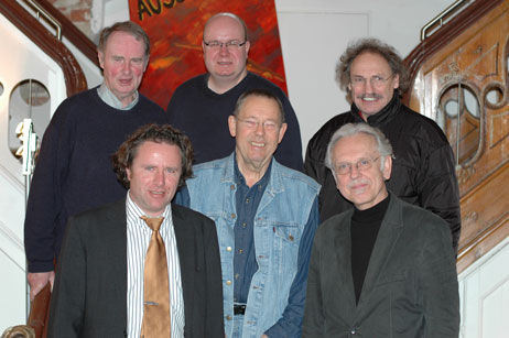 Travemündes Politik ist sich einig, will das Hotelschiff fürs Ostseebad: Klaus Petersen (CDU), Thomas Schapke (SPD), Carl Howe (GRÜNE), Peter Werner (Sealloyd), Karl Erhard Vögele (FDP), Wolfgang Moebius (Moebius GmbH). Foto: TA
