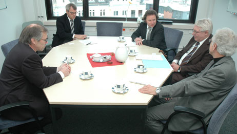 Projekt-Vorstellung im Verwaltungszentrum Mühlentor: Wolfgang Wiese (Lübeck Port Authority), Michael Lange (Stabsstelle Sonderaufgaben und Beteiligungen), Diplom-Ingenieur Peter Werner (Sealloyd), Wirtschaftssenator Wolfgang Halbedel und Diplom-Ingenieur Wolfgang Moebius (Moebius GmbH). Foto: TA