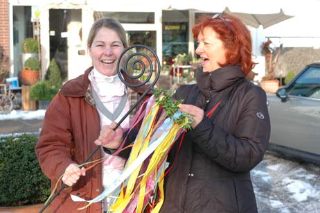 Der Frühlings-Hirtenstab macht fröhlich, wie Corinna Lüdicke (links) und Angelika Ruge-Viola demonstrieren. Foto: TA 