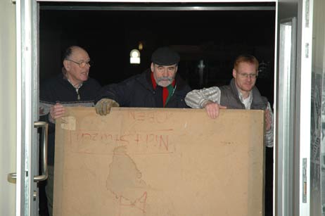 Passt die Kiste durch den Eingang? Holger Schutzlich, Siegfried Austel und Stefan Baras beim Schwertransport ins Museum. Foto: TA 