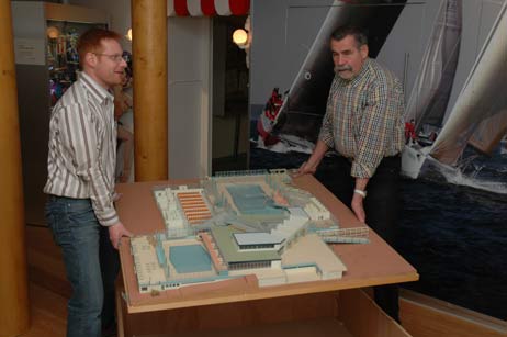 Der große Moment: Stefan Baras (links) und Siegfried Austel heben das Modell aus der Kiste. Foto: TA 