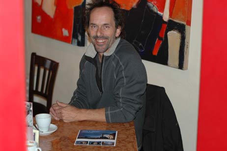 Künstler Jens J. Meyer informierte sich in Travemünde über die Wind-Art und eine mögliche Zusammenarbeit. Foto: TA