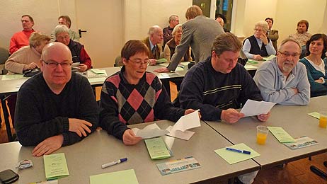 Rund 60 Travemünder waren ins Gesellschaftshaus gekommen, um sich zu informieren. Darunter auch viele Vertreter aus Politik und Vereinen. Foto: KARL ERHARD VÖGELE 