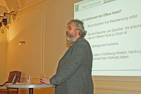Studioleiter Michael Luppatsch begrüßte die Gäste im Gesellschaftshaus und erklärte zunächst, was der Offene Kanal eigentlich ist. Foto: KARL ERHARD VÖGELE 