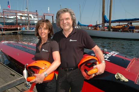 Wollte eine für Lübeck kostenlose Großveranstaltung nach Travemünde holen: Veranstalter Siegfried Greve, hier mit Ehefrau Susanne vor seiner »Searex«. Die Montagewerft des Powerbootes liegt in Travemünde. Foto: ARCHIV TA