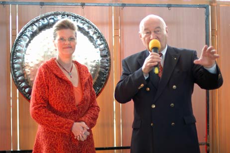 Veranstalterin Britta Gerdes-Petersen und Lübecks stellvertretender Stadtpräsident Peter Sünnenwold eröffneten die Lebensfreude-Messe. Foto: TA