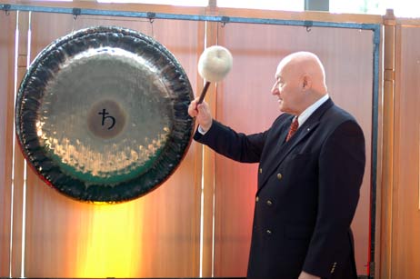 Mit einem beherzten Gongschlag von Sünnenwold war die Messe eröffnet. Foto: TA