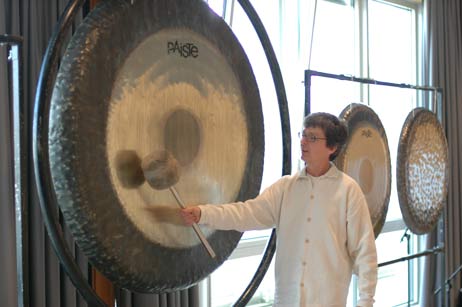 Wer einen richtig großen Gong sehen will, muss in den ersten Stock zum Stand vom Hamburger Klanghaus. Das Klanghaus beschäftigt sich seit 1984 mit den Wirkungen von Klängen und sorgt für das Musikalische Kulturprogramm auf der Messe. Der größte Gong, den Jens Zygar da im Einsatz hat, bringt es immerhin auf 1,65 Meter Durchmesser. Der Gong kommt übrigens aus der Schacht-Audorfer Gongschmiede, die einen klangvollen Namen in der Branche hat. Selbst Indische Yoga-Spezialisten stehen auf die Norddeutschen Gongs. TA