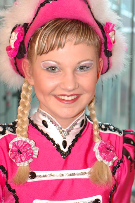Tanzmariechen Vivien (14) ist das zweite Mal in Travemünde dabei: »Das ist immer ein sehr schönes Turnier, man fühlt sich gleich heimisch«, sagt sie. Foto: TA
