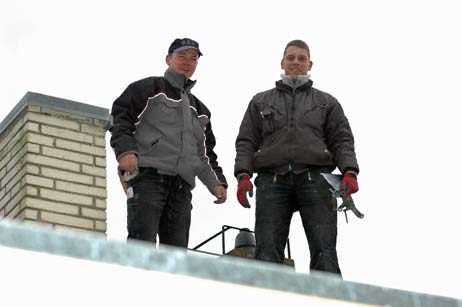 Schwindelfrei: Bernd Lemke (links) und Alexander Biller von der Firma Kanow auf dem Flachdach. Foto: TA