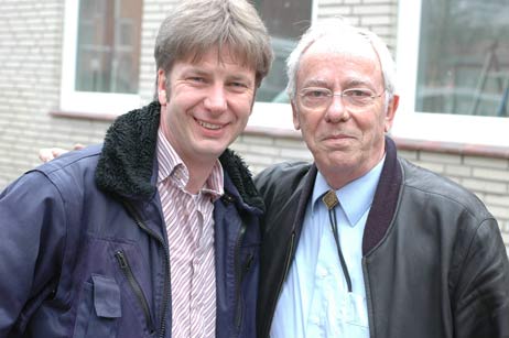 Gute Laune auf der Baustelle: René Kaphengst (links) von der Firma Kuschinsky und Rainer Lüdicke. Foto: TA