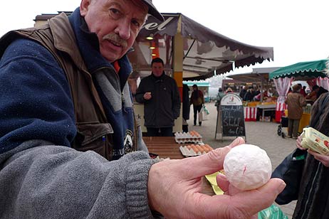 Das Ei, das der Eiermann hier zeigt, sieht aus wie ein Golfball und ist eine kleine Rarität, aber das ist eine andere Geschichte...