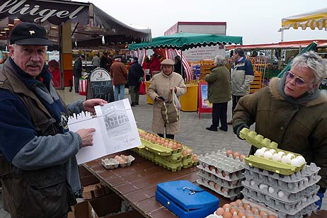 Für die Teilnehmer am Wettbewerb gab es jetzt Urkunden, auch der Eiermann hat eine bekommen. Aus ganz Lübeck hat nur der Travemünder Wochenmarkt mitgemacht. Alle Fotos: KARL ERHARD VÖGELE