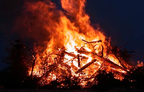 Gleich drei große Osterfeuer sollen am 11. April am Travemünder Strand brennen. Foto: ARCHIV TA