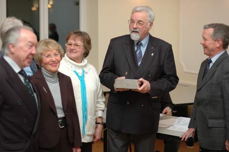Dr. med. Manfred Kunze (mitte) und die Hafenstammtisch-Besatzung (Rudolf und Sybille Engler, Brigitte Hess, Bärbel Pitschmann) nahmen den Bürgerpreis vom GVT-Vorsitzenden Rudi Lichtenhagen (rechts) entgegen. Foto: TA