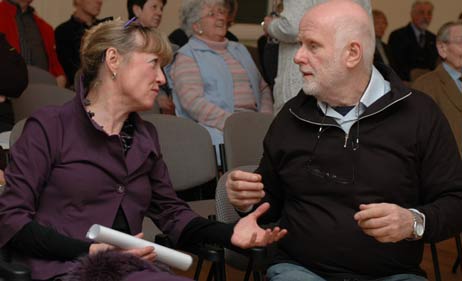 Unter den Gästen des Abends war auch Antje Peters-Hirt vom Vorstand der Lübecker Gemeinnützigen (also der »Mutter« des GVT) und der Sparkassen-Stiftung. Hier im lebhaften Gespräch mit Jörg Fouquet. Foto: TA