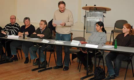 Carl Howe (stehend) verlas im Ortsrat einer Erklärung, derzufolge die GRÜNEN aus dem politischen Gremium mit sofortiger Wirkung aussteigen. Foto: TA