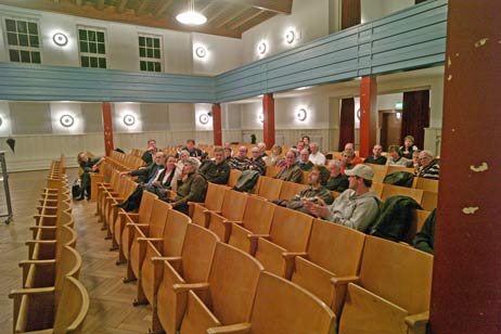 Die Aula der Stadtschule in der Travemünder Altstadt lässt sich vielfältig nutzen. Ist die beste Lösung wirklich, Bücher hineinzustellen? Foto: KARL ERHARD VÖGELE