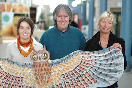 Freuen sich schon auf die Eröffnung der Drachen-Ausstellung im Vorfeld des Grömitzer Oster-Drachenfestes: Iris Kronberg vom Tourismus-Service Grömitz (links), Drachenexperte Lutz Treczoks und Helen Kolbaum, Projektleiterin der Firma EPM (Events Promotion Marketing) aus Bad Oldesloe. Foto: TA 