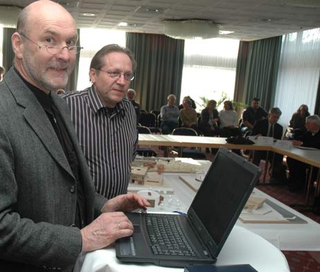 Professor Georg Conradi und seine Studenten stellten Entwürfe für das Gebäude vor. Foto: TA 