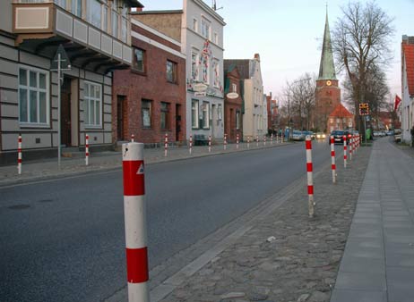 Die roten Poller kommen versuchsweise weg. Foto: TA