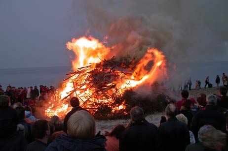 Ein großes Osterfeuer am Strand, wie hier in Niendorf, ist immer eine Attraktion. Jetzt soll es in Travemünde gleich zwei solche Feuer geben. Foto: ARCHIV TA