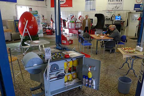 Ei in der Werkstatt: Bei RAS gab es am Samstagvormittag einen Aktionstag zum Ostereier-Bemalen. Mit Schoko-Eiern und gesundem Obst für die Kinder. Und Sekt für die Großen. Foto: KARL ERHARD VÖGELE