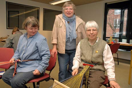 Hildegund Hergenhan (mitte) mit Helga Refeldt (links) und Barbara Lorenzen (rechts). Foto: TA