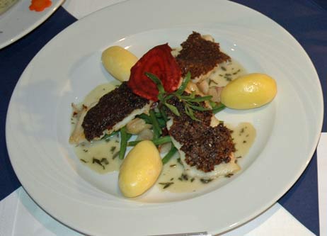 2. Platz: »Fischers Brotzeit«, Maritim Strandhotel Travemünde: Dorsch, gebraten unter der Pumpernickelkruste auf lauwarmem Speckbohnen-Birnensalat, dazu Schwenkkartoffeln und Soße aus eigenem Fond. Foto: TA