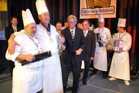 Die glücklichen Gewinner: Das Team der Damp Touristik, Volker Owerien, Vorsitzender Ostsee-Holstein Tourismus, Dehoga-Vorsitzender Peter Lütgens und das Team des Maritim Strandhotels Travemünde René Kupke und Michael Anthony Bierenbach (von links nach rechts). Foto: CLAUDIA SCHMÄING