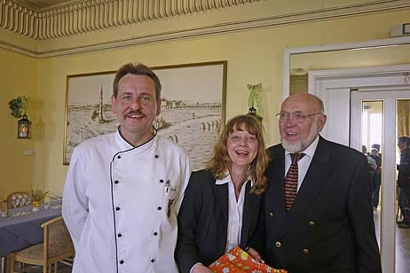 Joachim Schulz (rechts) kam natürlich auch vorbei, um seinen neuen Pächtern Sabine Böhmer und Achim Lübke Glück zu wünschen. Alle Fotos: KARL ERHARD VÖGELE