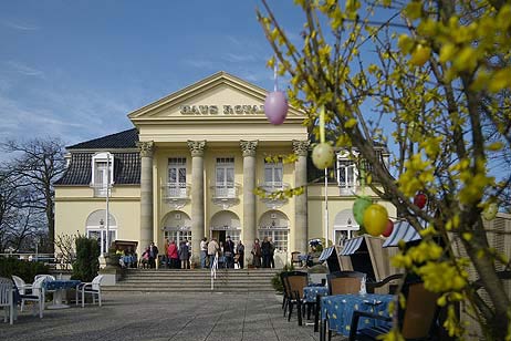 Das »Haus Royal« ist seit April unter neuer Leitung. Hier gibt es von Sonntag bis Donnerstag (08.00 bis 18.00 Uhr) ganztägig Frühstück, warme und kalte Speisen und natürlich Kaffee und hausgemachten Kuchen. Das Haus steht auch für Feierlichkeiten zur Verfügung. Alle Fotos: KARL ERHARD VÖGELE
