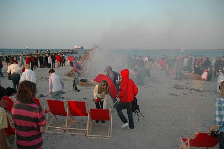 Hektisches Stühlerücken beim kleinen Osterfeuer, der Qualm zog Landeinwärts. Foto: TA 