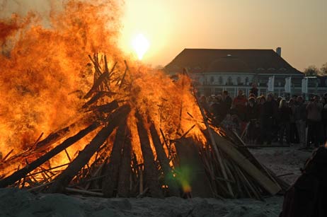 Das Travemünder Osterfeuer zu Beginn. Foto: TA 