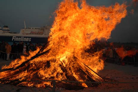 Travemünde Aktuell: Osterfeuer auf Sparflamme...