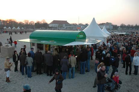 Dicht umlagert: Die Getränkewagen. Fotos: TA 