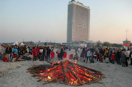 Nach 20 Minuten, es war noch nicht einmal dunkel, sah das Feuer dann so aus... Fotos: TA 