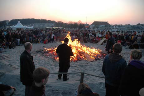 Travemünde Aktuell: Osterfeuer auf Sparflamme...