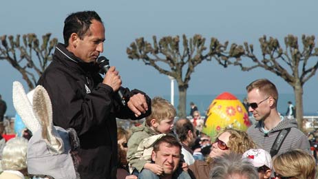 Jorge Olivares zählt den Countdown zur Ostereier-Suche im Brügmanngarten. Foto: TA