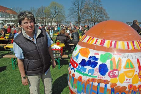 Künstlerin Frauke Klatt hatte mit Kindern Riesen-Ostereier bunt angemalt. Foto: TA